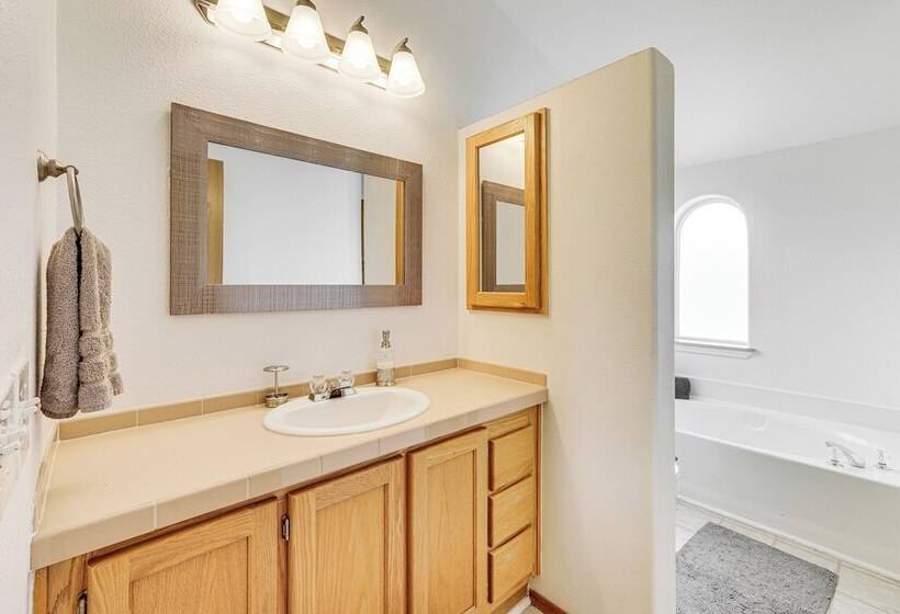 Serene Home W/ On Site Pond & Decks In Chiloquin!