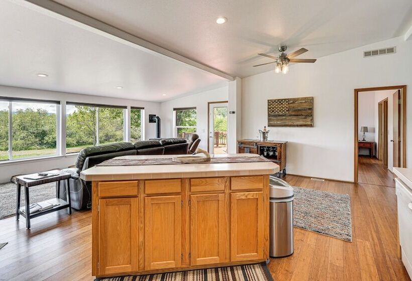 Serene Home W/ On Site Pond & Decks In Chiloquin!