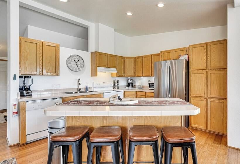 Serene Home W/ On Site Pond & Decks In Chiloquin!