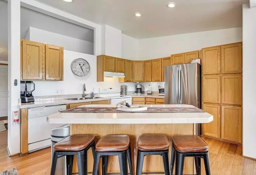 Serene Home W/ On Site Pond & Decks In Chiloquin!