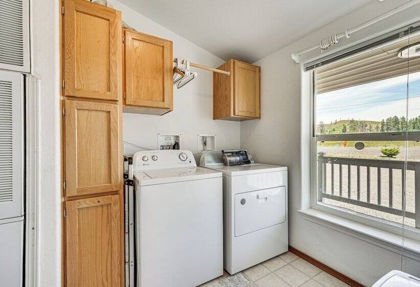 Serene Home W/ On Site Pond & Decks In Chiloquin!