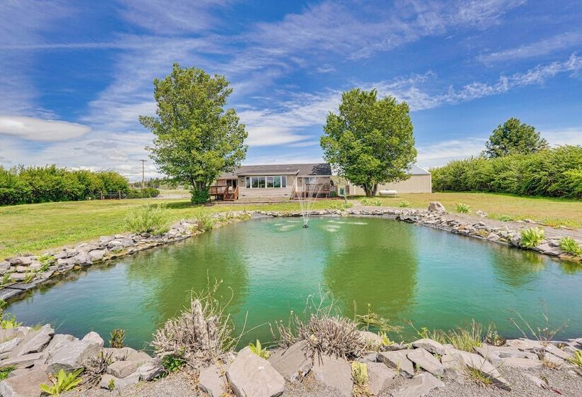 Serene Home W/ On Site Pond & Decks In Chiloquin!