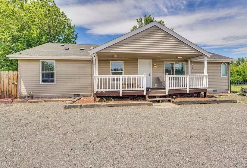 Serene Home W/ On Site Pond & Decks In Chiloquin!