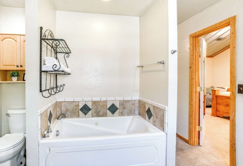 Sweetwater Lake House W/ Covered Patio!