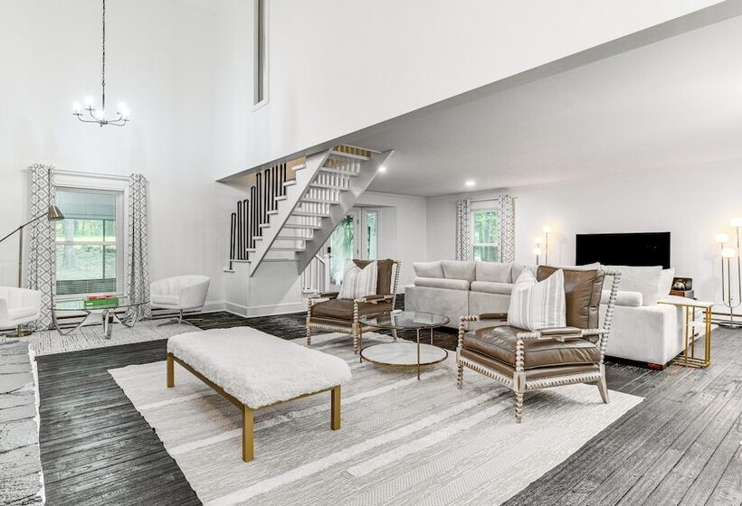 Woodsy Concord Retreat ~ 11 Mi To Nascar!