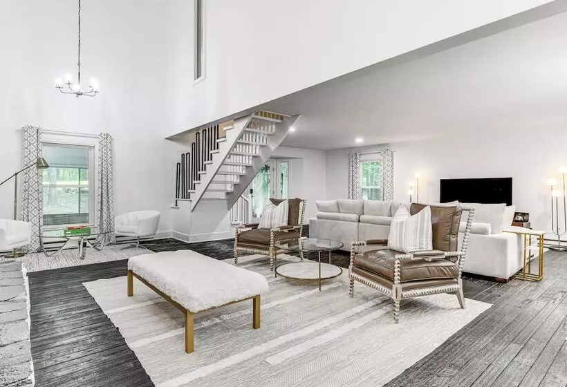 Woodsy Concord Retreat ~ 11 Mi To Nascar!