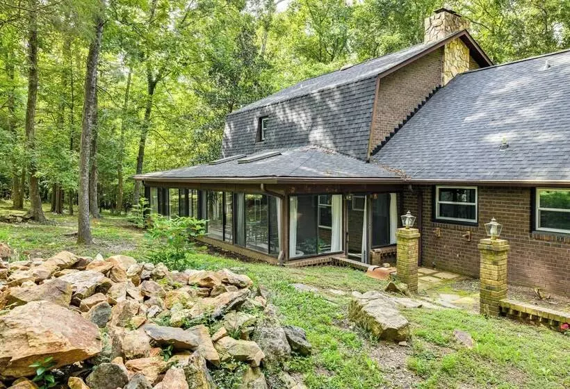 Woodsy Concord Retreat ~ 11 Mi To Nascar!