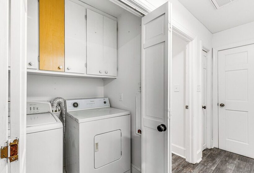 Woodsy Concord Retreat ~ 11 Mi To Nascar!