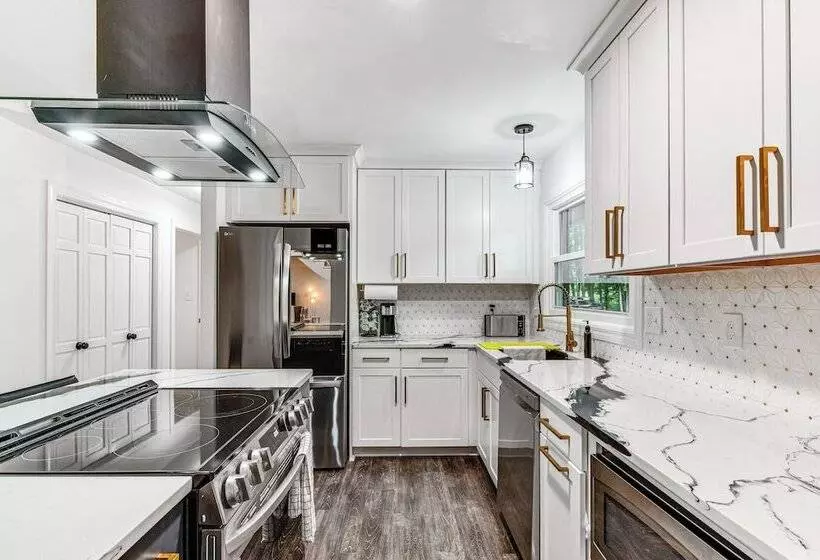 Woodsy Concord Retreat ~ 11 Mi To Nascar!