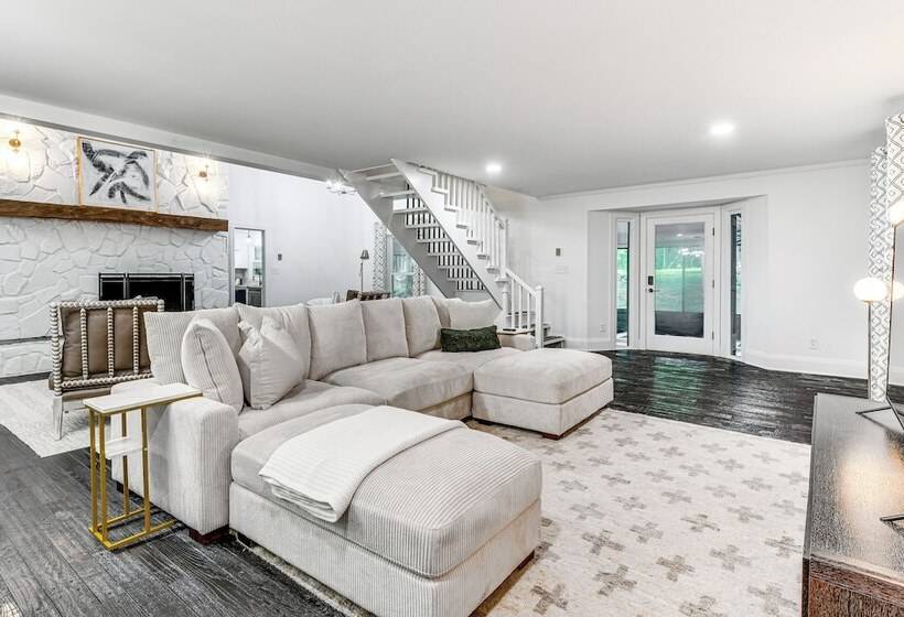 Woodsy Concord Retreat ~ 11 Mi To Nascar!