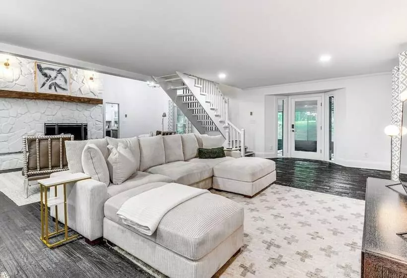 Woodsy Concord Retreat ~ 11 Mi To Nascar!