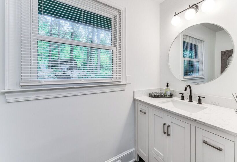 Woodsy Concord Retreat ~ 11 Mi To Nascar!