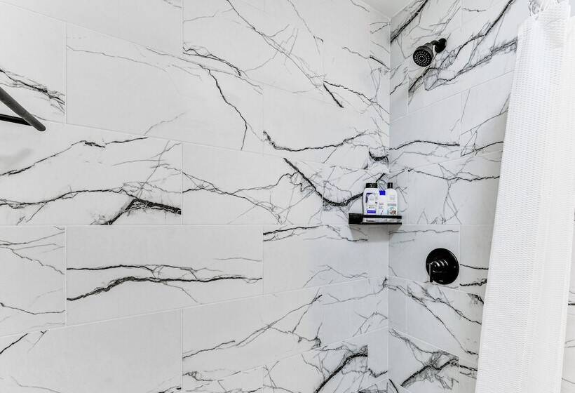 Woodsy Concord Retreat ~ 11 Mi To Nascar!