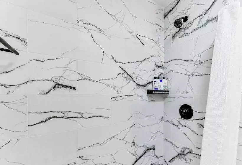 Woodsy Concord Retreat ~ 11 Mi To Nascar!