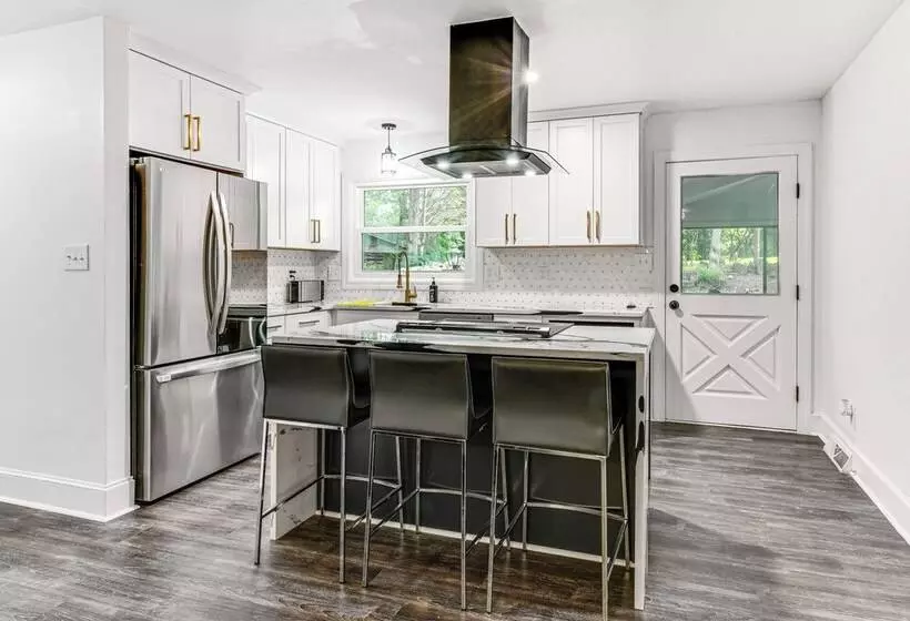 Woodsy Concord Retreat ~ 11 Mi To Nascar!