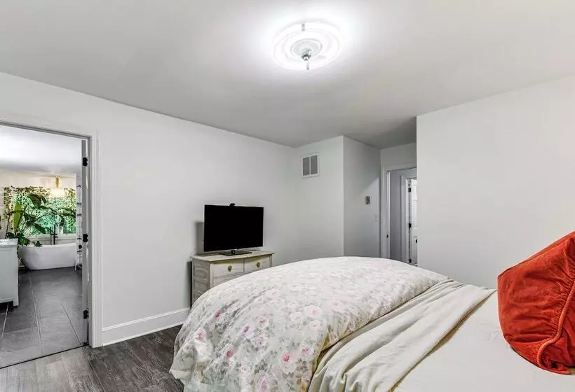 Woodsy Concord Retreat ~ 11 Mi To Nascar!