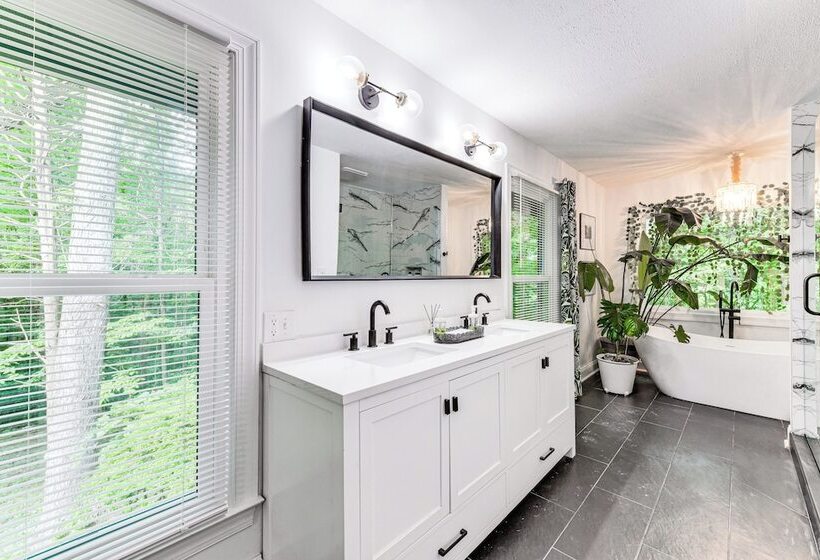 Woodsy Concord Retreat ~ 11 Mi To Nascar!