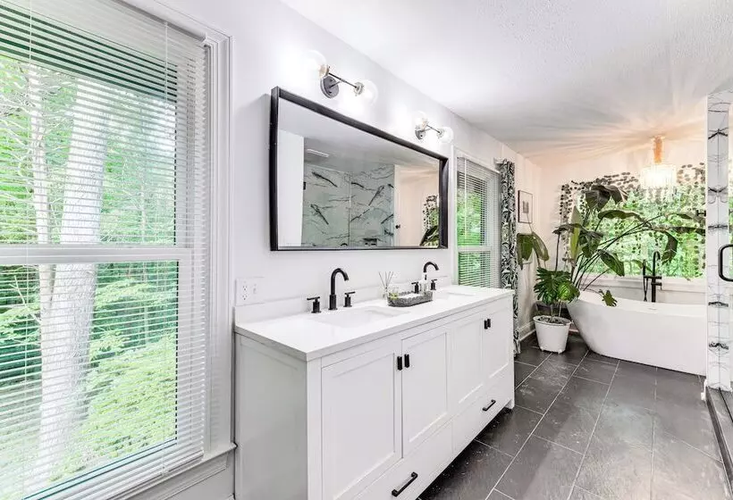 Woodsy Concord Retreat ~ 11 Mi To Nascar!