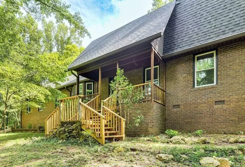 Woodsy Concord Retreat ~ 11 Mi To Nascar!