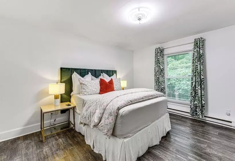 Woodsy Concord Retreat ~ 11 Mi To Nascar!