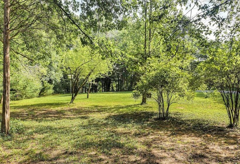 Woodsy Concord Retreat ~ 11 Mi To Nascar!