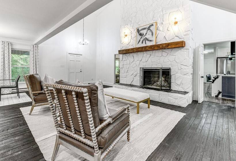 Woodsy Concord Retreat ~ 11 Mi To Nascar!