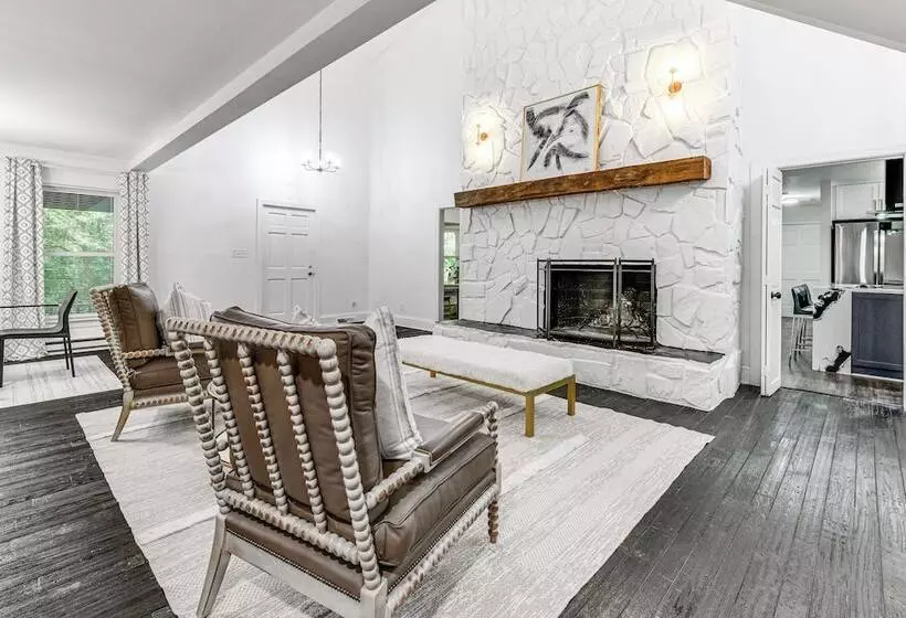 Woodsy Concord Retreat ~ 11 Mi To Nascar!