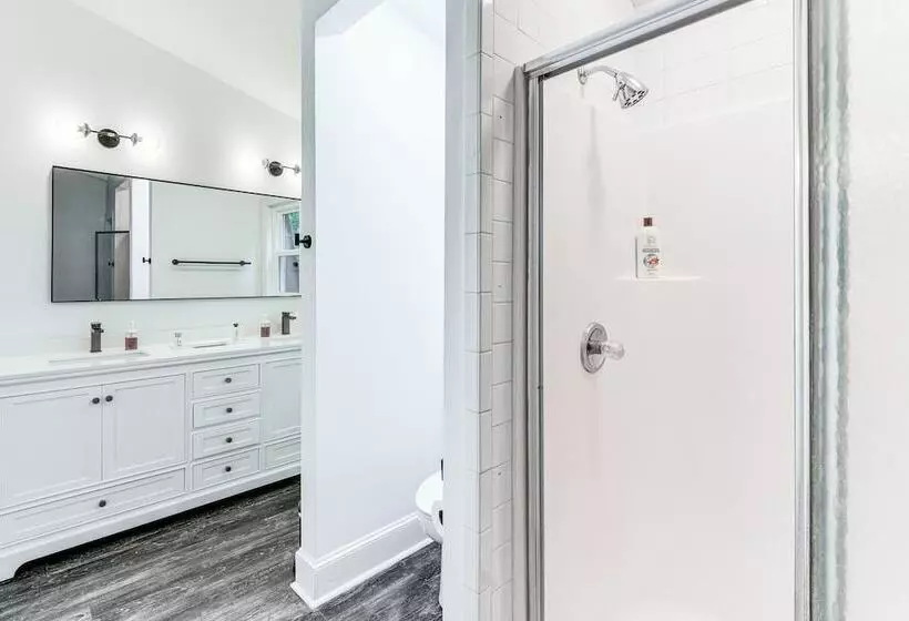 Woodsy Concord Retreat ~ 11 Mi To Nascar!