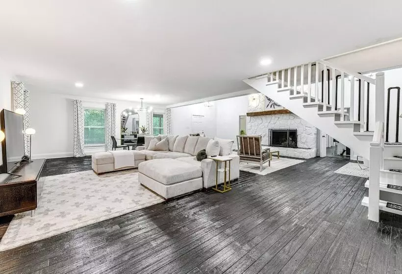 Woodsy Concord Retreat ~ 11 Mi To Nascar!