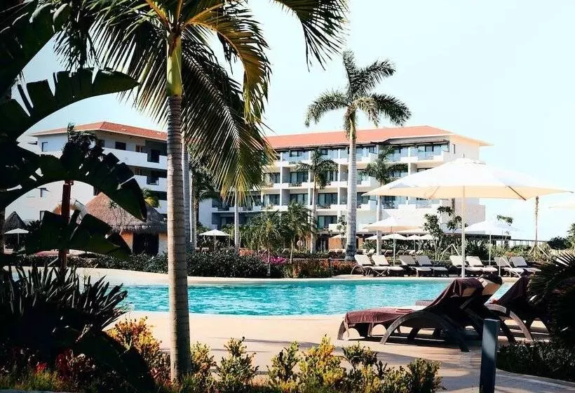 Elegant Hotel & Suites By City Green