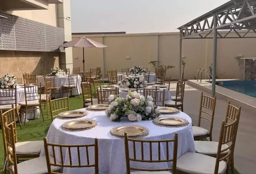 Elegant Hotel & Suites By City Green