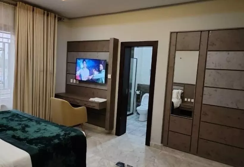 Elegant Hotel & Suites By City Green