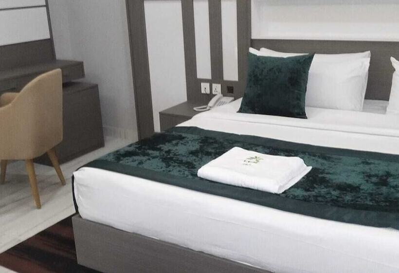 Elegant Hotel & Suites By City Green