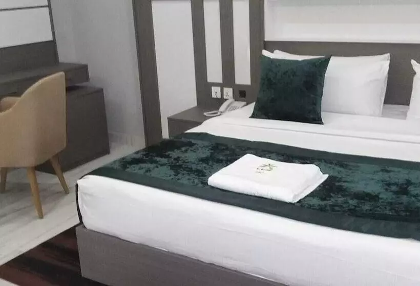 Elegant Hotel & Suites By City Green