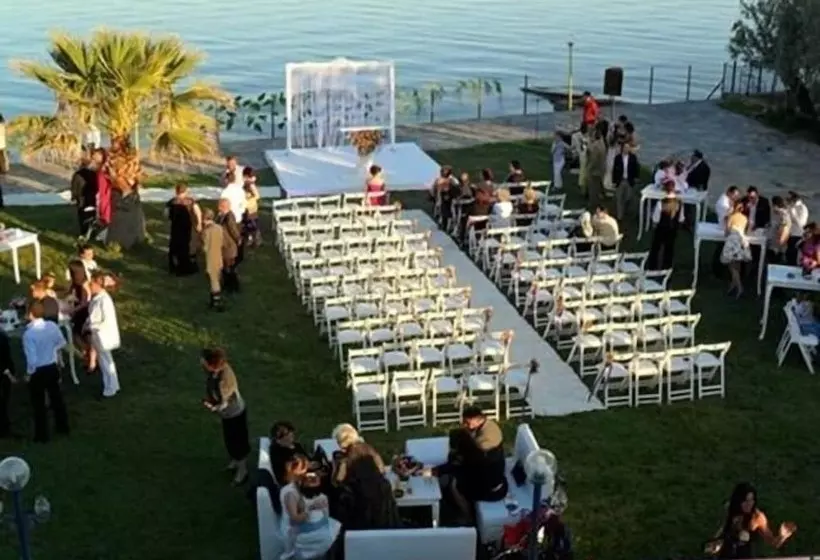 Hotelli The Green Beach Resort