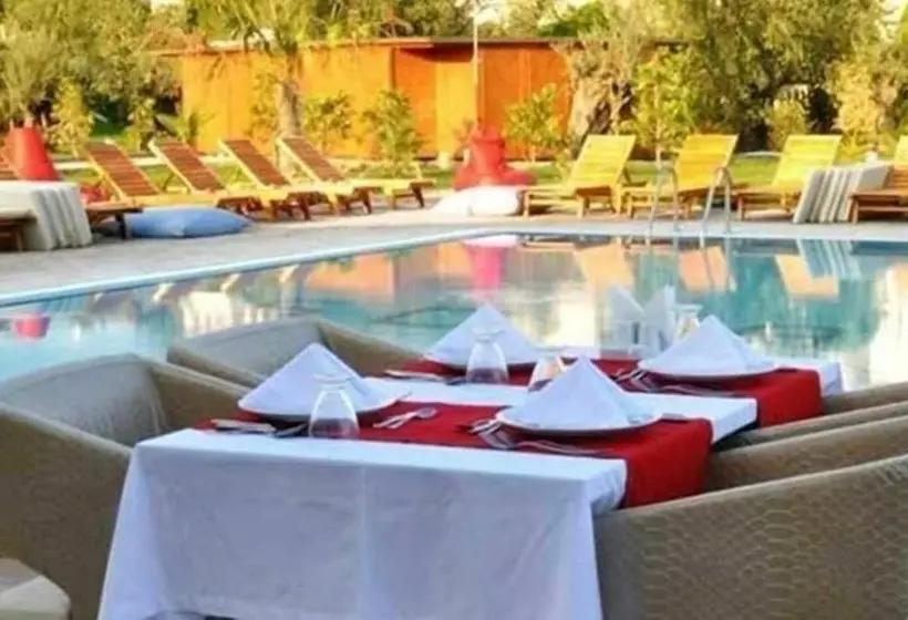 Hotelli The Green Beach Resort