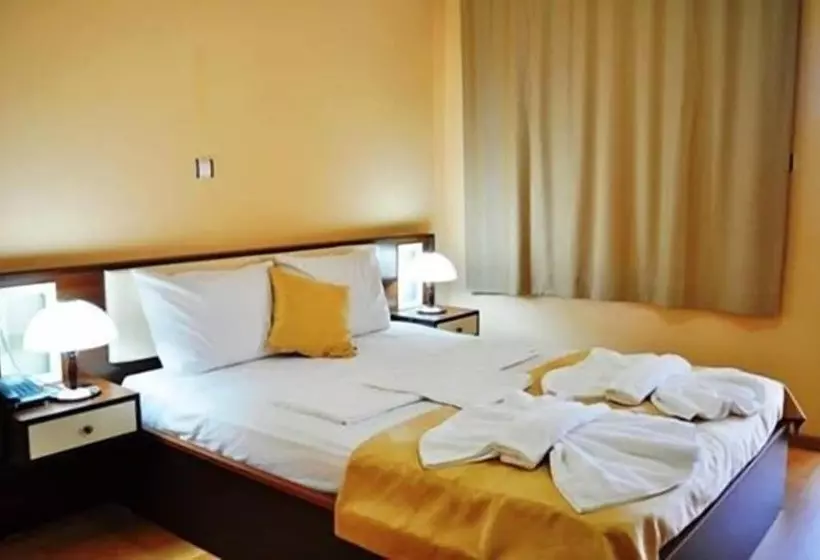 Hotelli The Green Beach Resort