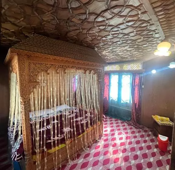 Hotelli The Heritage Safina Group Of Houseboats