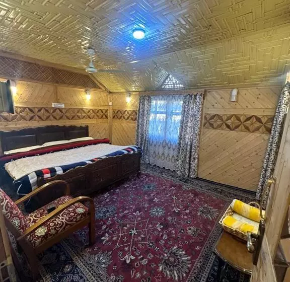 Hotelli The Heritage Safina Group Of Houseboats