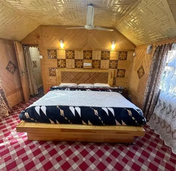 Hotelli The Heritage Safina Group Of Houseboats