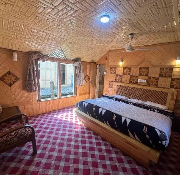 Hotelli The Heritage Safina Group Of Houseboats