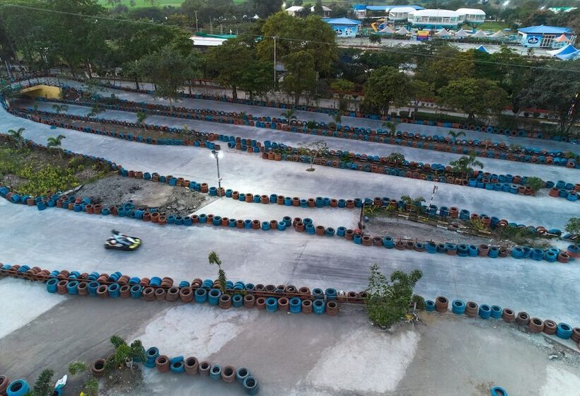 Отель Zone Connect By The Park Indore