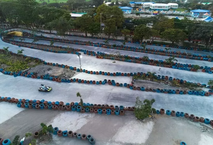 ホテル Zone Connect By The Park Indore