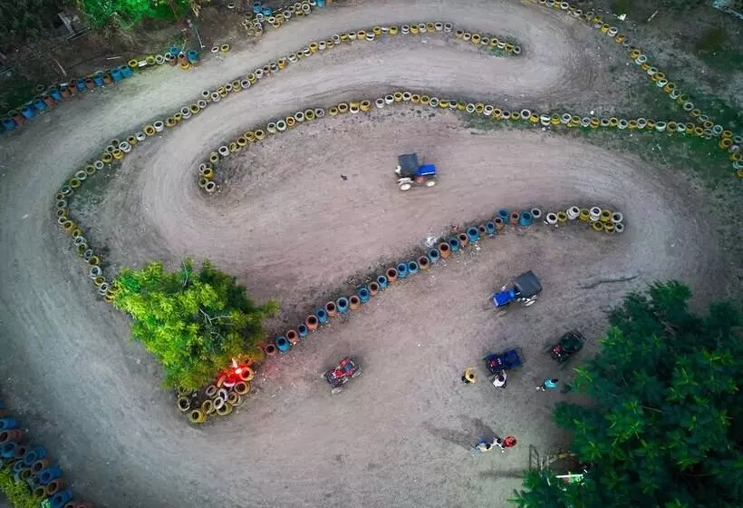 ホテル Zone Connect By The Park Indore