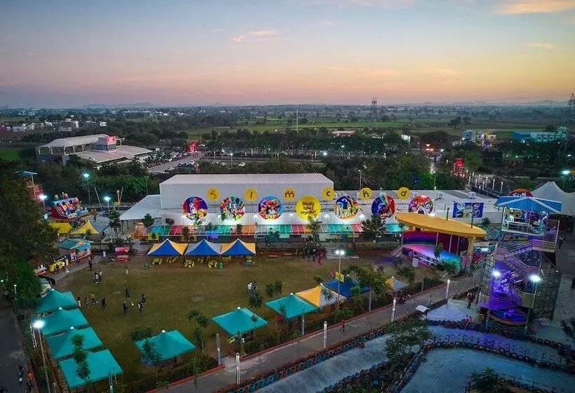 ホテル Zone Connect By The Park Indore
