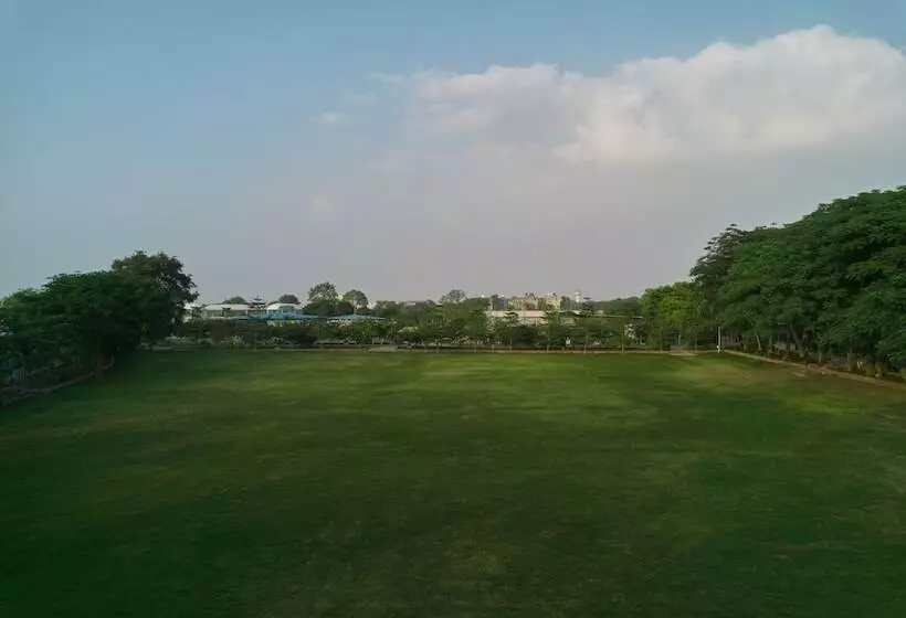 ホテル Zone Connect By The Park Indore