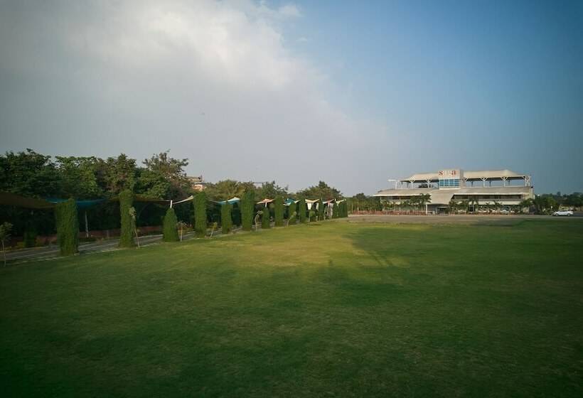 Отель Zone Connect By The Park Indore