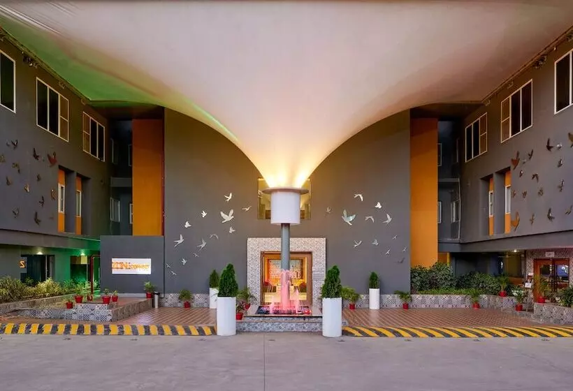 ホテル Zone Connect By The Park Indore