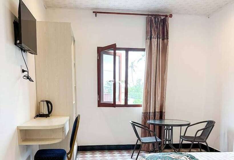 Crown Royale Hotel & Lounge