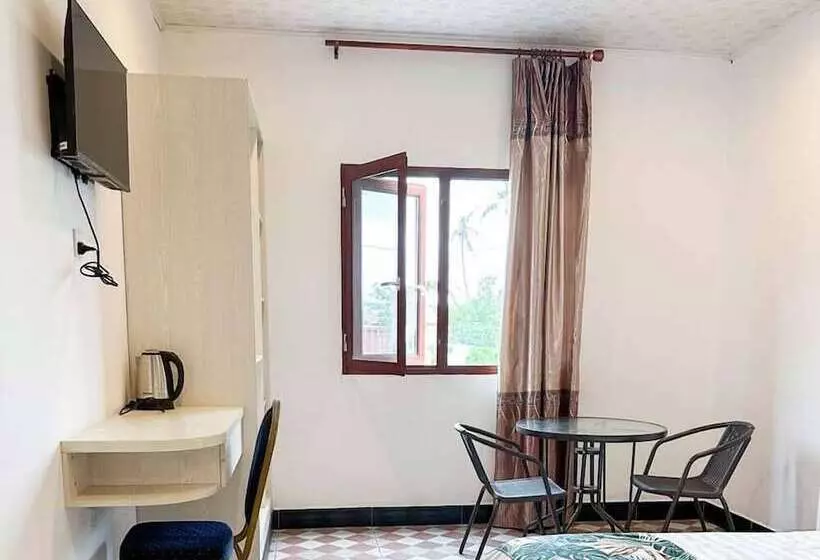 Crown Royale Hotel & Lounge